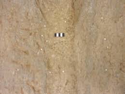 Pont d'Ael. Impronta della parte anteriore di una scarpa chiodata romana sulla malta di allettamento delle lastre del condotto